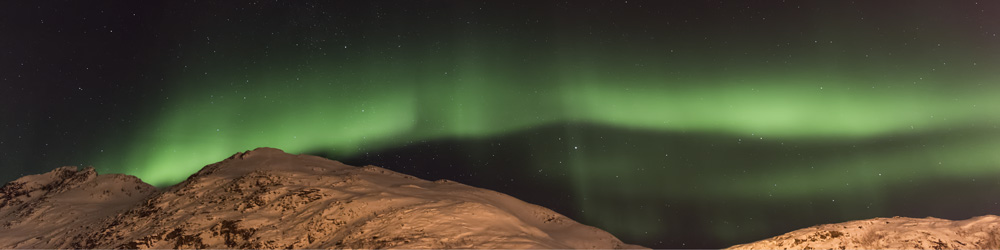 Polarlicht über den Bergen